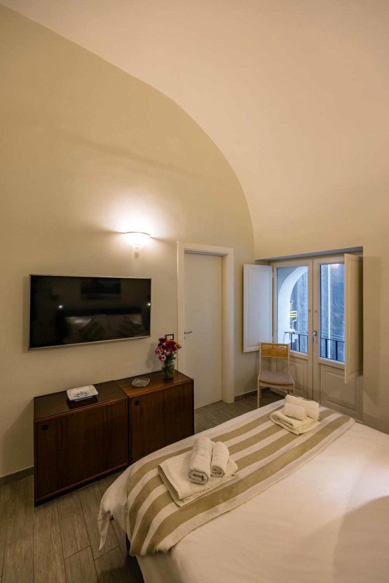 Tribunali231 Napoli Bagian luar foto